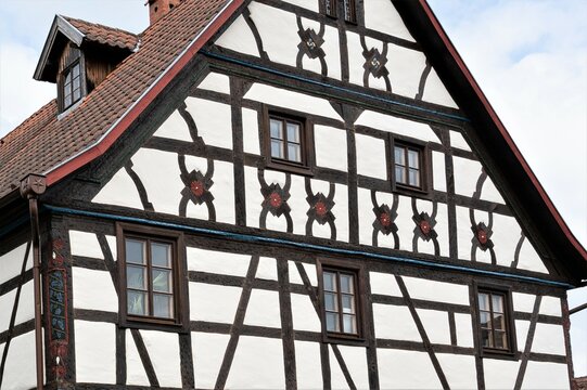 Sch&ouml;nes restauriertes Fachwerk an einem Haus in der Rh&ouml;n