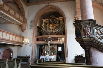 Altar, Kanzel und Empore  der  Kirchenburg von Ostheim vor der Rh&ouml;n