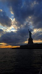 statua della libertà al tramonto