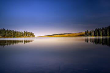 Le lac de servières à Orcival en Auvergne France
