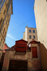 Fototapeta premium Geometry of Saint petrsburg - iconic old well yard and a foursquare of bright blue sky