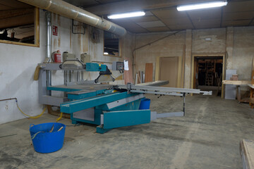 machine for cutting wood in a carpentry