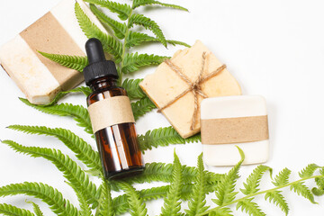 Productos de cosmética natural jabones y un gotero de vidrio ámbar con aceite esencial junto a...