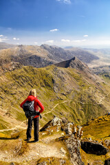 Obraz premium Snowdon scenic mountain scenery viewed by young female