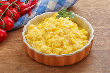 Scrambledd egg in the bowl