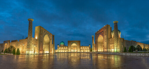 Panoramic view of Registan square, Samarkand, Uzbekistan with three madrasahs: Ulugh Beg, Tilya Kori and Sher-Dor Madrasah. - obrazy, fototapety, plakaty