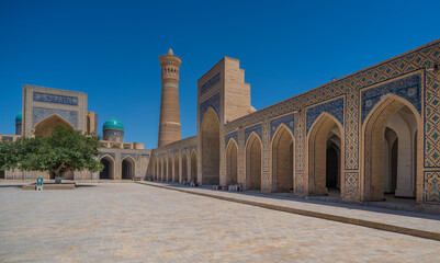 Fototapeta na wymiar The Kalan Mosque and Kalan Minaret at the Poi Kalan Islamic religious complex in Bukhara, Uzbekistan