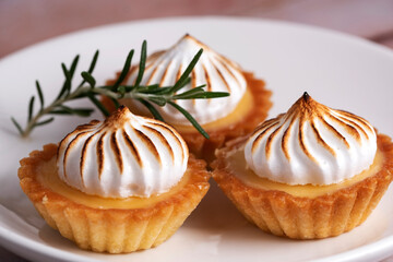 Lemon tart meringue, good dessert.