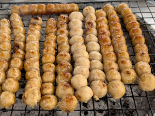 Thai sausages, grilled on a brown smoked oven, cooked and ready to eat Sausages are made from pork, pork fat, cooked rice and seasonings. Packed with pork filling and tied into bite-sized pieces.