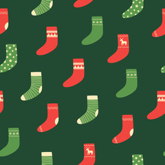 WebSeamless pattern of colorful Christmas socks on green background. Doodle style. Christmas winter background.