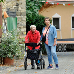 frau mit rollator unterwegs