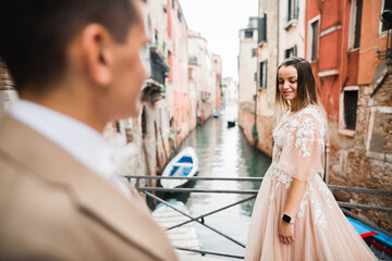 Naklejka premium Gorgeous happy couple standing close to each other and looking in eyes