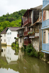 Fototapeta premium La rivière Le Saley (ou Saleis) dans la ville de Salies de Béarn, dans les Pyrénées Atlantiques