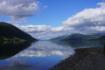 Der wunderschöne Nordfjord in Nordfjordeid in Norwegen