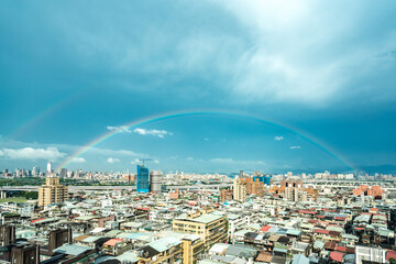 Obraz premium Skyline of taipei city in downtown Taipei, Taiwan.bright sun shining center top and a large rainbow
