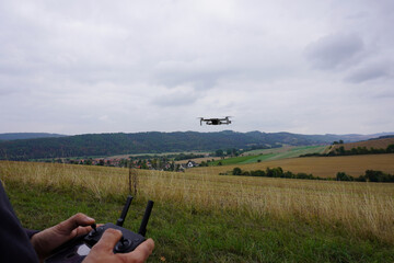 Ein Mann steuert eine Drohne