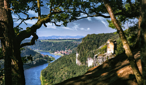 Am Nationalpark zwischen Felsen und Sandsteinen.  Wundersch&ouml;ne Panorama Landschaften in Bad Schandau, dem Kurort in der S&auml;chsischen Schweiz.