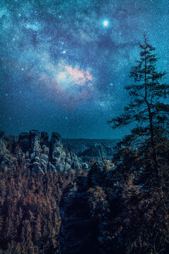 Bei Nacht in der Natur von Bad Schandau. Gebirge und Felsen im Elbsandsteingebirge.
