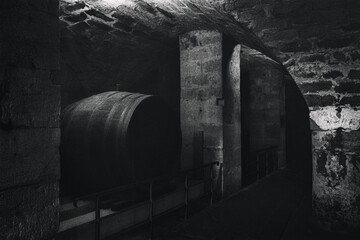 Im dunklen Weinkeller bei Nacht auf Königstein