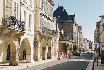 Rue Albert 1er, La Rochelle. - obrazy, fototapety, plakaty