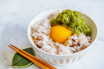 卵とめかぶぶっかけご飯