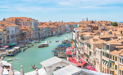Fototapeta na wymiar Le grand canal de Venise vu depuis la terrasse de Fondaco dei Tedeschi.