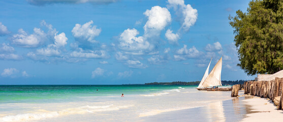 Sansibar, Traditionelle Dhows an einem Strand. Boote im türkisfarbenes Ozean und blauer Himmel in...