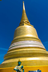 gran pagoda en Wat Saket (montaña de oro) con el cielo azul en bangkok