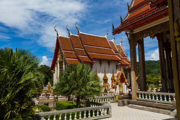 Wat Chaithararam (Wat Chalong) con nubes en el cielo