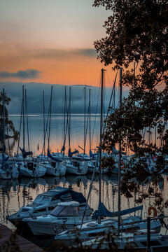 Fototapeta Krajobraz wodny. Wschód słońca nad jeziorem z przystanią dla żaglówek. 
