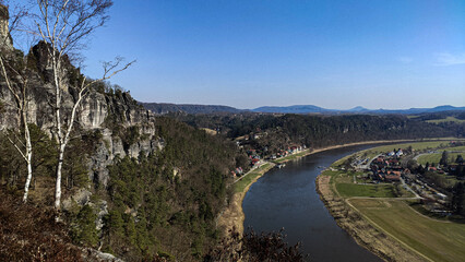 Blick auf Felswand im Elbtal