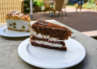 Schwarzwälder Kuchen Stück im Garten auf der Terrasse im Sommer