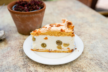 Stachelbeeren Johannisbeeren Kuchen Stück im Garten auf der Terrasse im Sommer