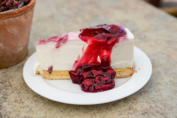 KäsekuchenKuchen Stück im Garten auf der Terrasse im Sommer