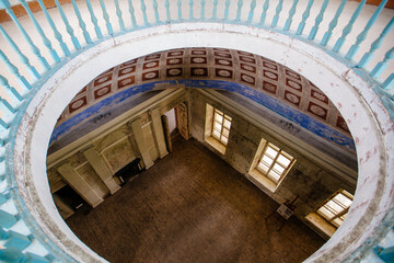 Obraz premium Old majestic abandoned historical mansion Znamenskoye-Rayok, inside view