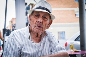 Abuelo anciano expresivo al aire libre con su sombrero