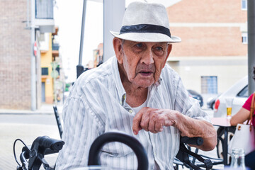 Abuelo anciano expresivo al aire libre con su sombrero - obrazy, fototapety, plakaty