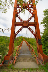 杉村公園の中に架かる赤い吊り橋