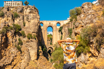 Een jonge toerist die het nieuwe bruggezichtspunt bezoekt in de provincie Ronda in Malaga, Andalusië