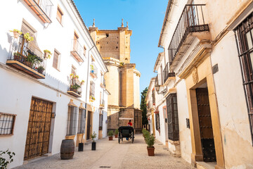 Vervoer met toeristen naast de kerk van Santa Maria la Mayor in het historische centrum van Ronda, Malaga