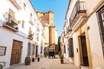 Photo sur Plexiglas Ronda Pont Neuf Carriage with tourists next to the Church of Santa Maria la Mayor in the historic center of Ronda, Malaga