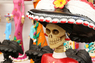 Catrinas hechas de barro por artesanos mexicanos para el dia de muertos en Michoacán, México. 