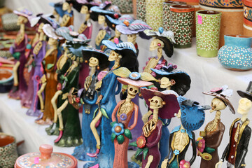 Catrinas hechas por artesanos michoacanos, elaboradas con barro para el tianguis artesanal de Uruapan, Michoacan, mexico.
