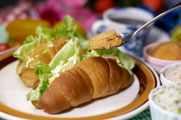 ロールパンにポテトサラダのせて