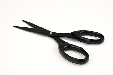 Open the black scissors slightly and slant
