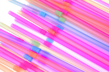 Arrange the straws diagonally at random