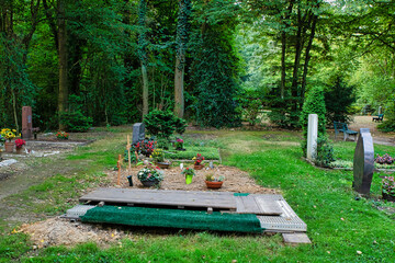 Vorbereitung für eine Erdbestattung auf einem Waldfriedhof  in Düsseldorf