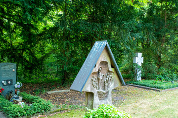 schöne Grabstelle mit Schnitzereien  in Düsseldorf