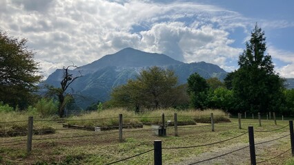 雲のかかる大きな山