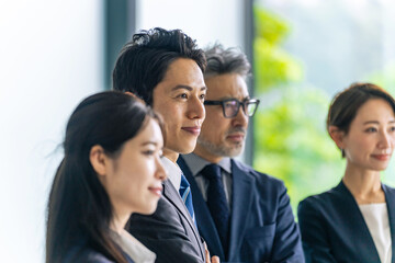 整列する幅広い世代のビジネスグループ